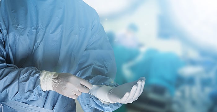 surgeon adjusting gloves